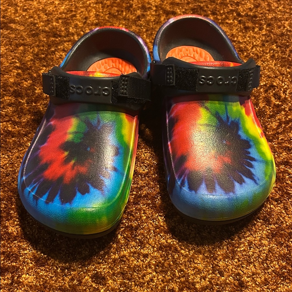 CROCS Vibrant Tie-Dye Women's Sandals